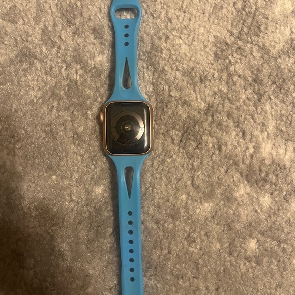Apple Watch Series 4 40mm Rose Gold Aluminum - Picture 2 of 8